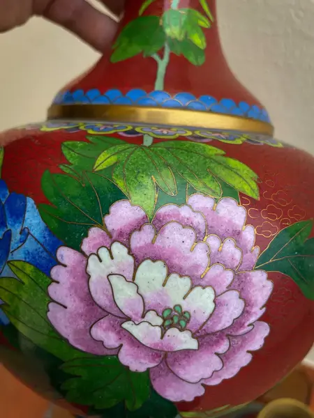 Foto de um(a) Antigo Par De Vasos Jarros Orientais Em Bronze Cloisonné, da categoria de Vasos. ~ Cloisonné ~Antigo e belíssimo par de vasos decorativos em bronze esmaltados à mão. Essa técnica de trabalho em esmalte na... Mostrado de uma perspectiva diferente. Vendido no marketplace Trésors.
