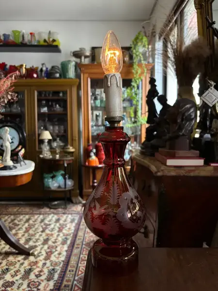 Foto de um(a) Antigo Abajur Luminária D Mesa Cristal Tcheco Egermann Glass, da categoria de Abajures. ~ Egermann Glass ~ Antigo e lindo abajur em cristal Tcheco vermelho rubi, com primorosa lapidação manual. Ao redor da peça é... Mostrado de uma perspectiva diferente. Vendido no marketplace Trésors.