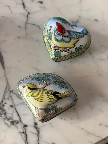 Foto de um(a) Antigo Par De Caixinhas Decorativas Colecionáveis Pássaros, da categoria de Cestos e Caixas. Antigo e maravilhoso par de caixinhas decorativas em metal esmaltado à mão com decoração de pássaros. Bastante riqueza de... Mostrado de uma perspectiva diferente. Vendido no marketplace Trésors.