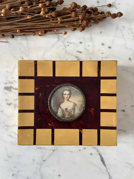 Foto de um(a) Antiga Obra Caixa Decorativa Porta Jóias Madeira Vitoriano, da categoria de Cestos e Caixas. Para quem gosta de peças exclusivas. Antiga e belíssima caixa decorativa porta jóias em madeira de lei, com revestimento de... Mostrado de uma perspectiva diferente. Vendido no marketplace Trésors.