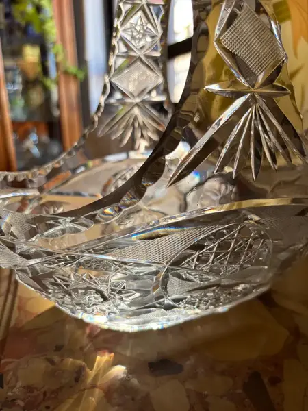 Foto de um(a) Antigo Centro De Mesa Vaso Cesta Decorativa Cristal Baccarat, da categoria de Cestos e Caixas. ~ Baccarat ~ Antiga cesta decorativa em cristal francês, peça super versátil para compor ambientes. Primorosa lapidação... Mostrado de uma perspectiva diferente. Vendido no marketplace Trésors.
