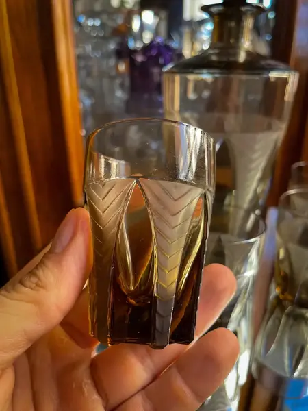 Foto de um(a) Antigo Conjunto Garrafa Licoreira E Copos Cristal Art Deco, da categoria de Garrafas. ~ Para servir e decorar ~ Antigo e excepcional serviço para licor composto por uma garrafa e cinco copinhos. Peças... Mostrado de uma perspectiva diferente. Vendido no marketplace Trésors.