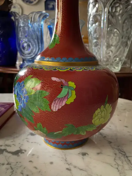 Foto de um(a) Antigo Par De Vasos Jarros Orientais Em Bronze Cloisonné, da categoria de Vasos. ~ Cloisonné ~Antigo e belíssimo par de vasos decorativos em bronze esmaltados à mão. Essa técnica de trabalho em esmalte na... Mostrado de uma perspectiva diferente. Vendido no marketplace Trésors.