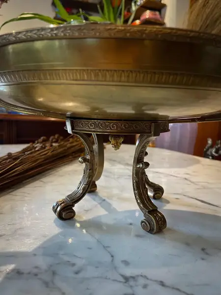 Foto de um(a) Antiga Fruteira Centro De Mesa Bronze Doré E Limoges Lebrun, da categoria de Centro de mesa. ~ Limoges | Lebrun ~ Uma peça de museu! Para quem gosta de peças exclusivas.Antigo e majestoso centro de mesa em bronze doré... Mostrado de uma perspectiva diferente. Vendido no marketplace Trésors.