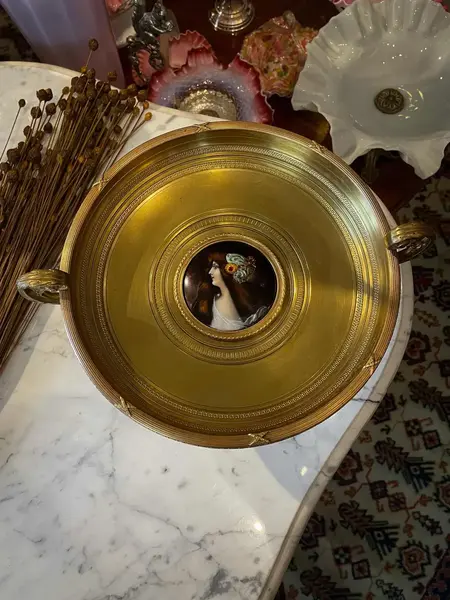 Foto de um(a) Antiga Fruteira Centro De Mesa Bronze Doré E Limoges Lebrun, da categoria de Centro de mesa. ~ Limoges | Lebrun ~ Uma peça de museu! Para quem gosta de peças exclusivas.Antigo e majestoso centro de mesa em bronze doré... Mostrado de uma perspectiva diferente. Vendido no marketplace Trésors.