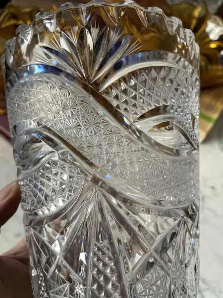 Foto de um(a) Antigo Raro Jarro Vaso Boca Larga Em Cristal Tcheco Lapidado, da categoria de Vasos. Antigo e clássico vaso artístico em cristal Tcheco lapidado à mão. Lapidação estrelada e ponta de diamante, uma beleza! Peça... Mostrado de uma perspectiva diferente. Vendido no marketplace Trésors.