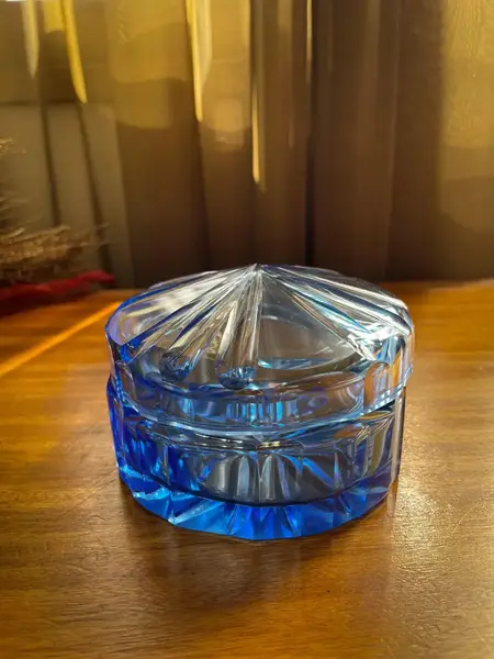 Foto de um(a) Antigo Par Caixas Porta Jóias Cristal Tcheco Azul Art Deco, da categoria de Porta-Jóias. ~ Bohemia Glass ~Antigo e incrível par de caixas decorativas/porta jóias em cristal doublé Tcheco, primorosa lapidação... Mostrado de uma perspectiva diferente. Vendido no marketplace Trésors.