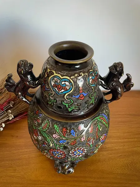 Foto de um(a) Antigo Raro Vaso Jarro Japonês Cães Fó Bronze Cloisonné XIX, da categoria de Vasos. Antigo e imponente vaso artístico com alças em bronze com Cloisonné, peça de excelente qualidade. Linda decoração com flores... Mostrado de uma perspectiva diferente. Vendido no marketplace Trésors.