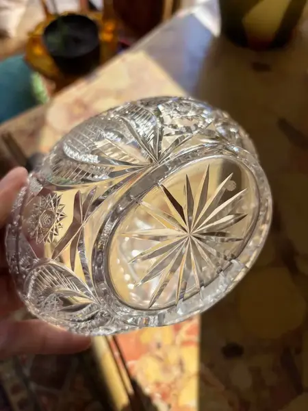 Foto de um(a) Antiga Cestinha Decorativa Cristal Baccarat Lapidado À Mão, da categoria de Cestos e Caixas. Antiga e delicada cestinha decorativa em cristal francês, peça super versátil para compor ambientes. Primorosa lapidação... Mostrado de uma perspectiva diferente. Vendido no marketplace Trésors.