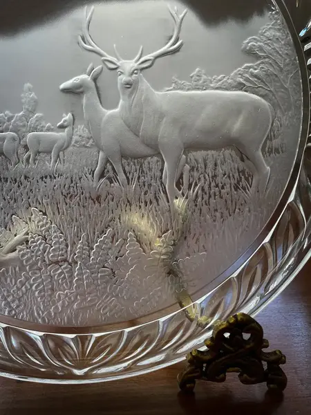 Foto de um(a) Antiga Bandeja Decorativa Com Alces Em Cristal Francês, da categoria de Bandejas. Para quem gosta de peças exclusivas.Antiga e grande bandeja em cristal francês, decorada com figuras de alces lapidados à... Mostrado de uma perspectiva diferente. Vendido no marketplace Trésors.