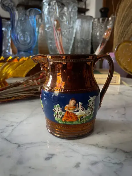 Foto de um(a) Antiga Pequena Jarra Leiteira Cerâmica Inglesa Copper Luster, da categoria de Garrafas, potes e jarros. Por volta do ano de 1860 a fábrica inglesa Coppeland e Garrett introduziu um tipo diferente de decoração que ficou conhecida... Mostrado de uma perspectiva diferente. Vendido no marketplace Trésors.