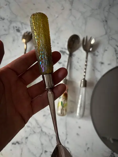 Foto de um(a) Antiga Coleção Talheres Salada Garfos Art Deco Vidro Loetz, da categoria de Garfos. Antigos talheres para servir em metal espessurado a prata. Os verdes são austríacos da renomada Loetz Glass. O veneziano é... Mostrado de uma perspectiva diferente. Vendido no marketplace Trésors.