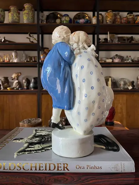 Foto de um(a) Antiga Escultura Casal Criança Porcelana Goldscheider Podola, da categoria de Escultura. ~ Goldscheider ~ Um tesouro dos anos de 1930. Antiga e importante escultura representando duas crianças brincando em... Mostrado de uma perspectiva diferente. Vendido no marketplace Trésors.