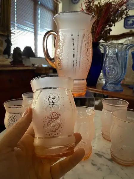 Foto de um(a) Antigo Conjunto Jarra Com Seis Copos Cristal Francês Satiné, da categoria de Jogos de taças e copos. Antigo e finíssimo conjunto de jarra com copos, serviço para seis pessoas. Peças artísticas em cristal francês, com detalhes... Mostrado de uma perspectiva diferente. Vendido no marketplace Trésors.