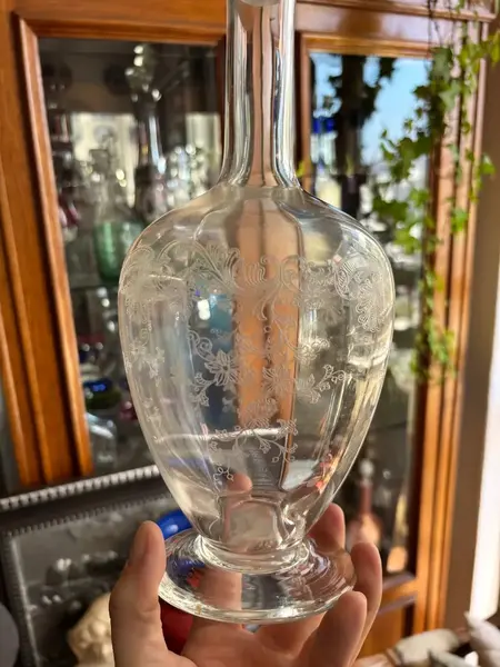 Foto de um(a) Antiga Garrafa Licoreira Em Cristal Francês Saint Louis, da categoria de Garrafas. Antiga e fina garrafa, licoreira decorativa em cristal francês, da renomada Cristallerie Saint Louis. Lapidada à mão. Década... Mostrado de uma perspectiva diferente. Vendido no marketplace Trésors.