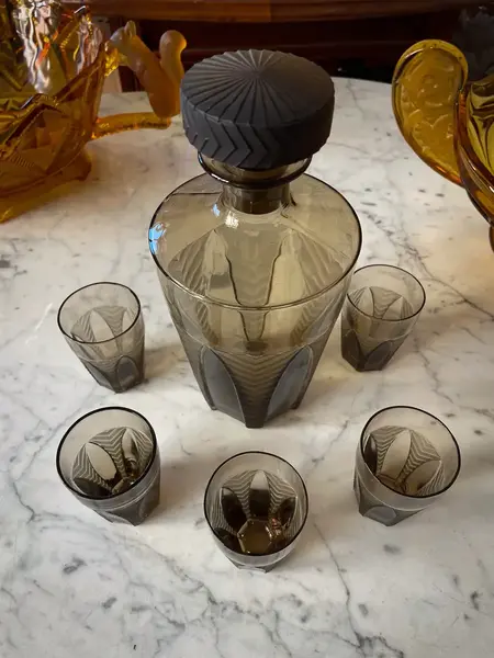 Foto de um(a) Antigo Conjunto Garrafa Licoreira E Copos Cristal Art Deco, da categoria de Garrafas. ~ Para servir e decorar ~ Antigo e excepcional serviço para licor composto por uma garrafa e cinco copinhos. Peças... Mostrado de uma perspectiva diferente. Vendido no marketplace Trésors.