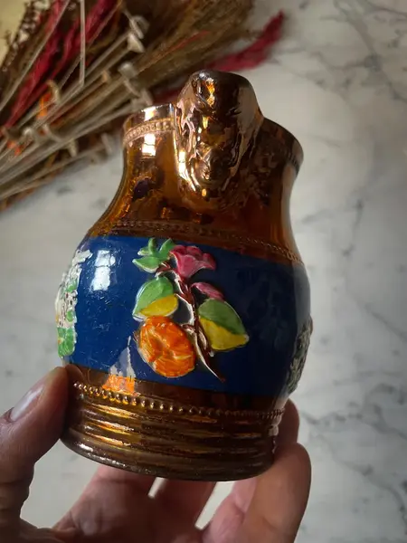 Foto de um(a) Antiga Pequena Jarra Leiteira Cerâmica Inglesa Copper Luster, da categoria de Garrafas, potes e jarros. Por volta do ano de 1860 a fábrica inglesa Coppeland e Garrett introduziu um tipo diferente de decoração que ficou conhecida... Mostrado de uma perspectiva diferente. Vendido no marketplace Trésors.