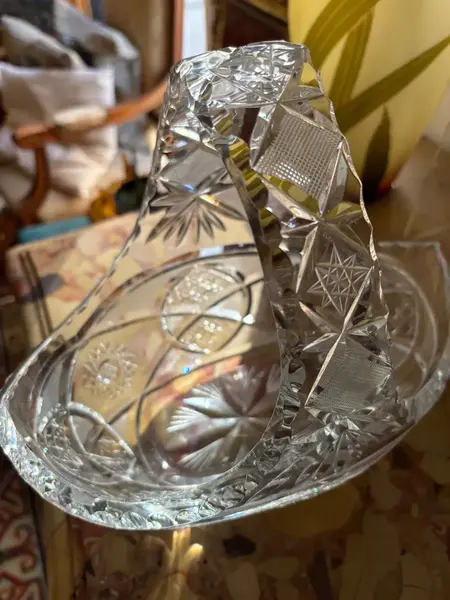 Foto de um(a) Antigo Centro De Mesa Vaso Cesta Decorativa Cristal Baccarat, da categoria de Cestos e Caixas. ~ Baccarat ~ Antiga cesta decorativa em cristal francês, peça super versátil para compor ambientes. Primorosa lapidação... Mostrado de uma perspectiva diferente. Vendido no marketplace Trésors.