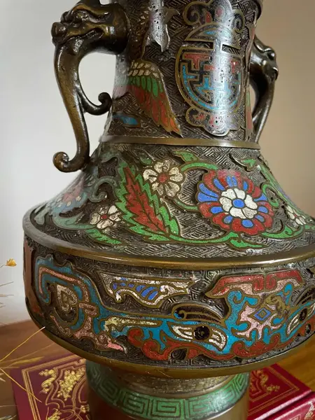 Foto de um(a) Antigo Vaso Com Alças Japonês Oriental Em Bronze Cloisonné, da categoria de Vasos. Antigo e importante vaso artístico com alças em bronze com Cloisonné, peça de excelente qualidade. Cada lado da peça segue... Mostrado de uma perspectiva diferente. Vendido no marketplace Trésors.