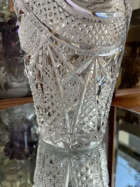 Foto de um(a) Antigo Raro Jarro Vaso Boca Larga Em Cristal Tcheco Lapidado, da categoria de Vasos. Antigo e clássico vaso artístico em cristal Tcheco lapidado à mão. Lapidação estrelada e ponta de diamante, uma beleza! Peça... Mostrado de uma perspectiva diferente. Vendido no marketplace Trésors.