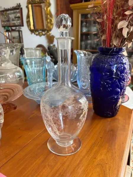 Foto de um(a) Antiga Garrafa Licoreira Em Cristal Francês Saint Louis, da categoria de Garrafas. Antiga e fina garrafa, licoreira decorativa em cristal francês, da renomada Cristallerie Saint Louis. Lapidada à mão. Década... Mostrado de uma perspectiva diferente. Vendido no marketplace Trésors.