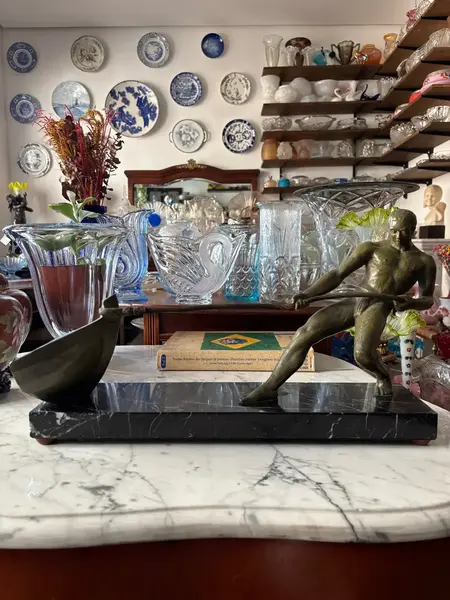 Foto de um(a) Antiga Escultura Masculina Art Deco Bronze Salvatore Riolo, da categoria de Escultura. Salvatore Riolo / Boatman Antigo e importante bloco escultórico em pétit bronze francês, com selo de autenticidade, base em... Mostrado de uma perspectiva diferente. Vendido no marketplace Trésors.