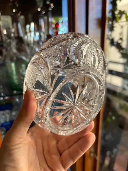 Foto de um(a) Antiga Cestinha Decorativa Cristal Baccarat Lapidado À Mão, da categoria de Cestos e Caixas. Antiga e delicada cestinha decorativa em cristal francês, peça super versátil para compor ambientes. Primorosa lapidação... Mostrado de uma perspectiva diferente. Vendido no marketplace Trésors.