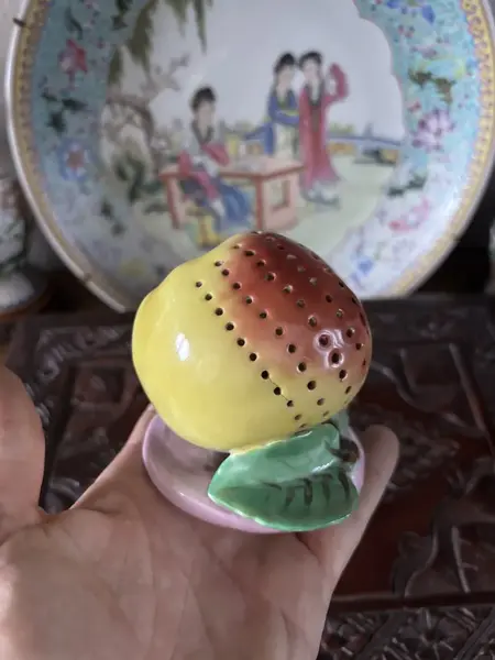 Foto de um(a) Antigo Raro Paliteiro Fruta Porcelana Francesa Vieux Paris, da categoria de Paliteiros. Raro paliteiro de coleção, em porcelana francesa do século XIX, no formato de fruta.Altura 12cm. Mostrado de uma perspectiva diferente. Vendido no marketplace Trésors.