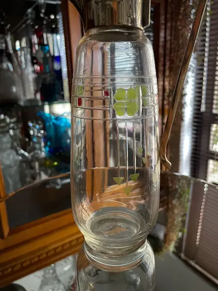 Foto de um(a) Antiga Jarra Claret Jug Galheteiro Cristal Francês Art Deco, da categoria de Jarros. Antiga e fina jarrinha "claret jug" em cristal francês com primorosa lapidação feita à mão, diferente decoração com trevos... Mostrado de uma perspectiva diferente. Vendido no marketplace Trésors.