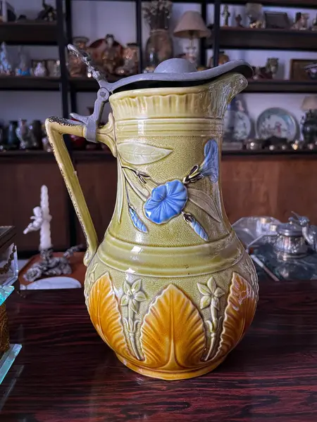 Foto de um(a) Antigo Raro Jarro Para Vinho Em Majolica Faiança Alemã, da categoria de Jarros. Antigo e raro jarro para servir vinho em majólica/faiança alemã vitrificada. Decoração floral em relevo e tampa em estanho.... Mostrado de uma perspectiva diferente. Vendido no marketplace Trésors.