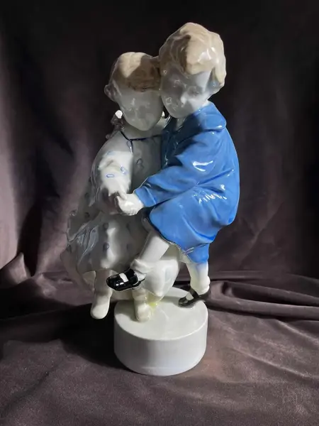 Foto de um(a) Antiga Escultura Casal Criança Porcelana Goldscheider Podola, da categoria de Escultura. ~ Goldscheider ~ Um tesouro dos anos de 1930. Antiga e importante escultura representando duas crianças brincando em... Mostrado de uma perspectiva diferente. Vendido no marketplace Trésors.