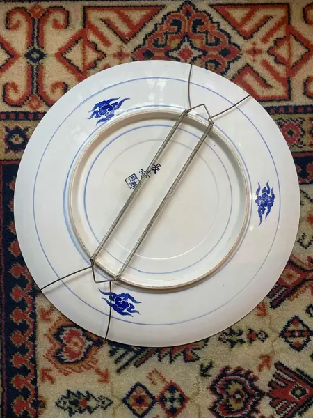 Foto de um(a) Antigo Prato Medalhão Porcelana Japonesa Imari Azul E Branco, da categoria de Pratos Decorativos. ~ Imari Blue and White ~ A celebre porcelana japonesa. Antigo e grande prato/medalhão em porcelana artística pintado à mão.... Mostrado de uma perspectiva diferente. Vendido no marketplace Trésors.
