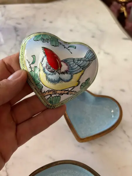 Foto de um(a) Antigo Par De Caixinhas Decorativas Colecionáveis Pássaros, da categoria de Cestos e Caixas. Antigo e maravilhoso par de caixinhas decorativas em metal esmaltado à mão com decoração de pássaros. Bastante riqueza de... Mostrado de uma perspectiva diferente. Vendido no marketplace Trésors.