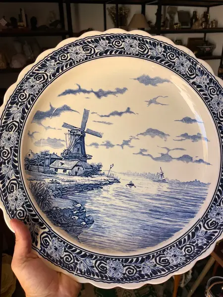 Foto de um(a) Antigos Pratos Medalhões Porcelana Azul E Branco Delft Blue, da categoria de Pratos Decorativos. ~ Delft Blue ~ Antigo e raro conjunto com quatro grandes pratos/medalhões decorativos em porcelana artística, da renomada... Mostrado de uma perspectiva diferente. Vendido no marketplace Trésors.