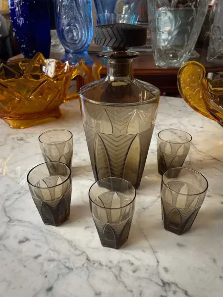 Foto de um(a) Antigo Conjunto Garrafa Licoreira E Copos Cristal Art Deco, da categoria de Garrafas. ~ Para servir e decorar ~ Antigo e excepcional serviço para licor composto por uma garrafa e cinco copinhos. Peças... Mostrado de uma perspectiva diferente. Vendido no marketplace Trésors.