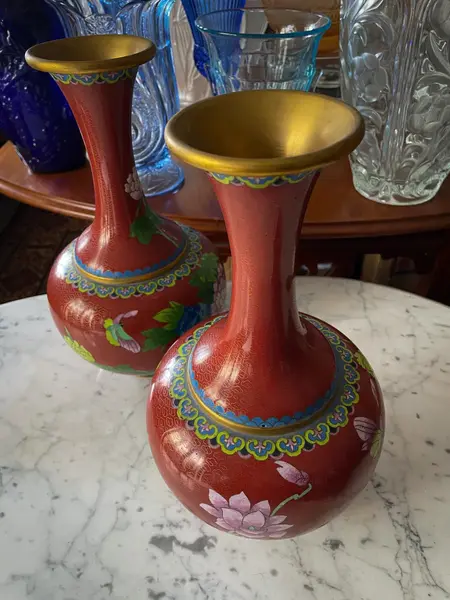 Foto de um(a) Antigo Par De Vasos Jarros Orientais Em Bronze Cloisonné, da categoria de Vasos. ~ Cloisonné ~Antigo e belíssimo par de vasos decorativos em bronze esmaltados à mão. Essa técnica de trabalho em esmalte na... Mostrado de uma perspectiva diferente. Vendido no marketplace Trésors.