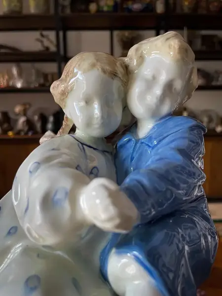 Foto de um(a) Antiga Escultura Casal Criança Porcelana Goldscheider Podola, da categoria de Escultura. ~ Goldscheider ~ Um tesouro dos anos de 1930. Antiga e importante escultura representando duas crianças brincando em... Mostrado de uma perspectiva diferente. Vendido no marketplace Trésors.