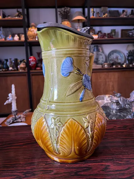 Foto de um(a) Antigo Raro Jarro Para Vinho Em Majolica Faiança Alemã, da categoria de Jarros. Antigo e raro jarro para servir vinho em majólica/faiança alemã vitrificada. Decoração floral em relevo e tampa em estanho.... Mostrado de uma perspectiva diferente. Vendido no marketplace Trésors.