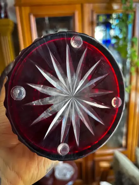 Foto de um(a) Antigo Grande Vaso Jarro Em Cristal Baccarat Lapidado Bordô, da categoria de Vasos. Antigo e grande vaso em cristal europeu doublé na cor bordô. Em contato com a luz ele fica com um tom mais avermelhado,... Mostrado de uma perspectiva diferente. Vendido no marketplace Trésors.