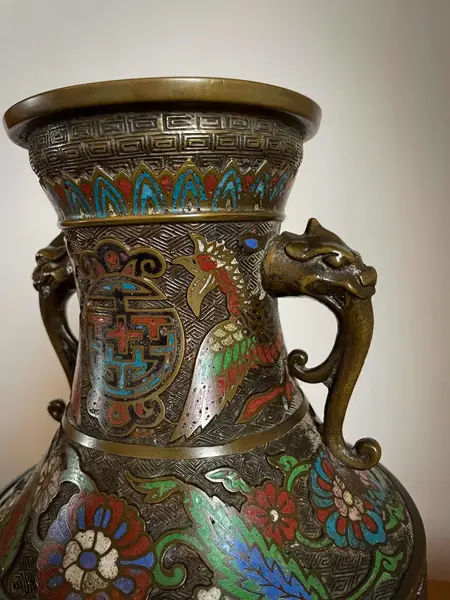 Foto de um(a) Antigo Vaso Com Alças Japonês Oriental Em Bronze Cloisonné, da categoria de Vasos. Antigo e importante vaso artístico com alças em bronze com Cloisonné, peça de excelente qualidade. Cada lado da peça segue... Mostrado de uma perspectiva diferente. Vendido no marketplace Trésors.