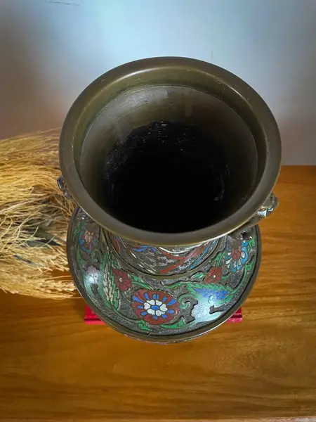 Foto de um(a) Antigo Vaso Com Alças Japonês Oriental Em Bronze Cloisonné, da categoria de Vasos. Antigo e importante vaso artístico com alças em bronze com Cloisonné, peça de excelente qualidade. Cada lado da peça segue... Mostrado de uma perspectiva diferente. Vendido no marketplace Trésors.