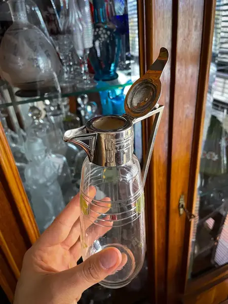 Foto de um(a) Antiga Jarra Claret Jug Galheteiro Cristal Francês Art Deco, da categoria de Jarros. Antiga e fina jarrinha "claret jug" em cristal francês com primorosa lapidação feita à mão, diferente decoração com trevos... Mostrado de uma perspectiva diferente. Vendido no marketplace Trésors.