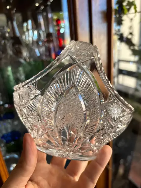 Foto de um(a) Antiga Cestinha Decorativa Cristal Baccarat Lapidado À Mão, da categoria de Cestos e Caixas. Antiga e delicada cestinha decorativa em cristal francês, peça super versátil para compor ambientes. Primorosa lapidação... Mostrado de uma perspectiva diferente. Vendido no marketplace Trésors.