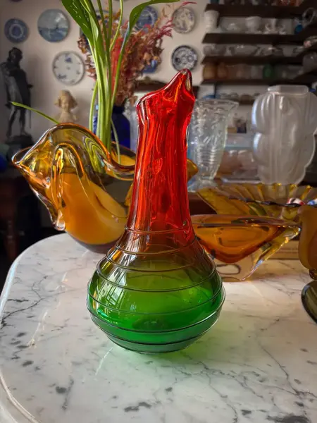 Foto de um(a) Antiga Jarra Art Deco Em Legítimo Murano Italiano Vermelho, da categoria de Jarros. Antiga e diferente jarra em Murano Italiano em tons de vermelho e verde, peca artística, toda feita à mão. Uma... Mostrado de uma perspectiva diferente. Vendido no marketplace Trésors.