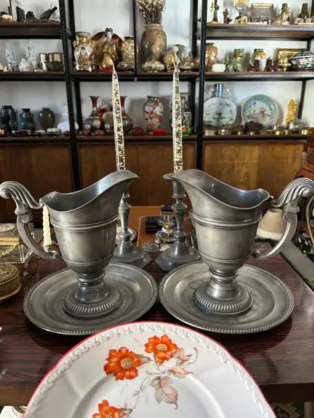 Foto de um(a) Antigo Par Jarros Présentoir Vasos Clássico Estanho Francês, da categoria de Jarros. Antigo e belíssimo par de jarros com présentoir em estanho francês, formato clássico, lindo e muito chique. Combina com todo... Mostrado de uma perspectiva diferente. Vendido no marketplace Trésors.