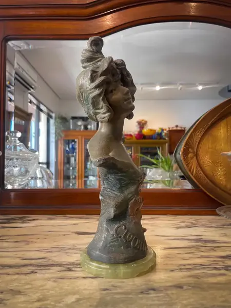 Foto de um(a) Antiga Escultura Busto Dama Assinado Pétit Bronze Francês, da categoria de Escultura. ~ Clochette ~Antiga e majestosa escultura artística representando busto feminino. Feita em pétit bronze francês de altíssima... Mostrado de uma perspectiva diferente. Vendido no marketplace Trésors.