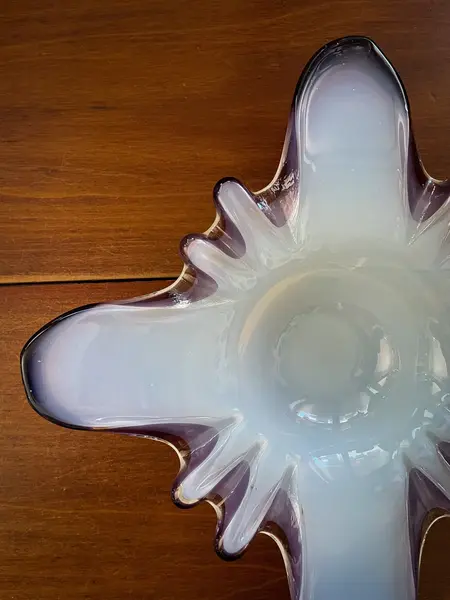 Foto de um(a) Antigo Bowl Decorativo Centro Em Murano Seguso Opalescente, da categoria de Centro de mesa. ~ Opalescent Glass ~Antigo e belíssimo bowl decorativo ou centro de mesa em Murano italiano opalescente com a borda lilás.... Mostrado de uma perspectiva diferente. Vendido no marketplace Trésors.