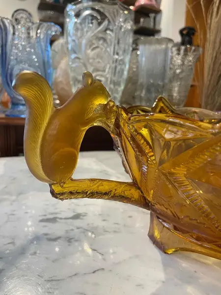 Foto de um(a) Antigo Raro Centro De Mesa Vidro Art Deco Esquilo Brockwitz, da categoria de Centro de mesa. ~ Brockwitz Glass ~Para quem gosta de peças exclusivas. Antigo bowl centro de mesa em vidro artístico âmbar com decoração em... Mostrado de uma perspectiva diferente. Vendido no marketplace Trésors.