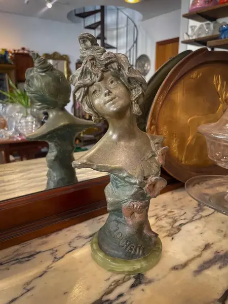 Foto de um(a) Antiga Escultura Busto Dama Assinado Pétit Bronze Francês, da categoria de Escultura. ~ Clochette ~Antiga e majestosa escultura artística representando busto feminino. Feita em pétit bronze francês de altíssima... Mostrado de uma perspectiva diferente. Vendido no marketplace Trésors.