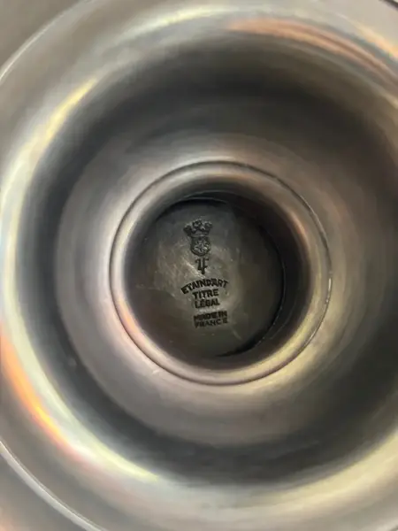 Foto de um(a) Antigo Par Jarros Présentoir Vasos Clássico Estanho Francês, da categoria de Jarros. Antigo e belíssimo par de jarros com présentoir em estanho francês, formato clássico, lindo e muito chique. Combina com todo... Mostrado de uma perspectiva diferente. Vendido no marketplace Trésors.